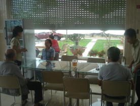 Ảnh 22 Nhân viên tiếp nhận yêu cầu ăn uống của khách Ảnh 23 Nhân viên phục 22