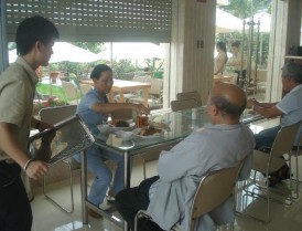 Ảnh 23 Nhân viên phục vụ khách Ảnh 24 Thực khách tại nhà hàng Sản phẩm 23