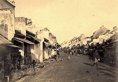 Quang cảnh một dãy phố Ảnh bác sỹ Hocquard chụp năm 1884 1885 1 3 2 4 1