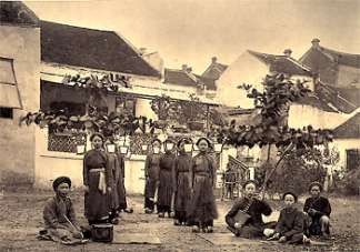 Vũ công nhạc công Ảnh bác sỹ Hocquard chụp năm 1884 1885 Các dãy tàu xeo làm 12