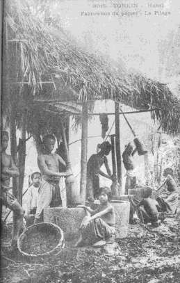 Giã dó làm giấy dó Bia Tiến sĩ tại Văn miếu Ảnh bác sỹ Hocquard chụp năm 14