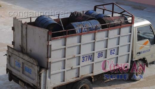 Hình 1 2 Phương tiện vận chuyển trái phép CTNH không đảm bảo điều kiện theo 2