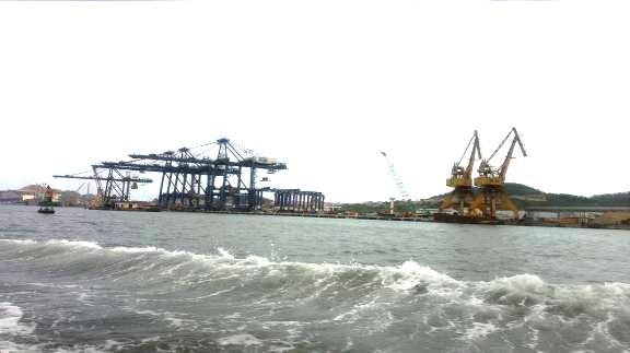 Cảng nước sâu Cái Lân Đây là cảng nước sâu lớn nhất tại khu vực Miền 2