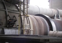 Hình 5 Hệ thống lò nung xi măng và bộ phận nạp CTNH dạng lỏng c Chôn lấp 3