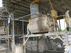 Hình 7 Máy trộn bê tông và máy ép gạch block để hoá rắn CTNH đ Tái chế dầu 5