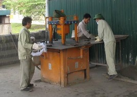 Hình 7 Máy trộn bê tông và máy ép gạch block để hoá rắn CTNH đ Tái chế dầu 6