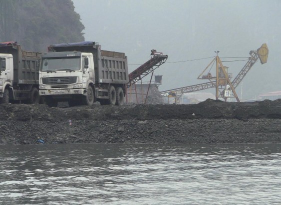 Khu vực cảng than Cây số 6 – Chất thải mỏ được đổ trực tiếp xuống 3