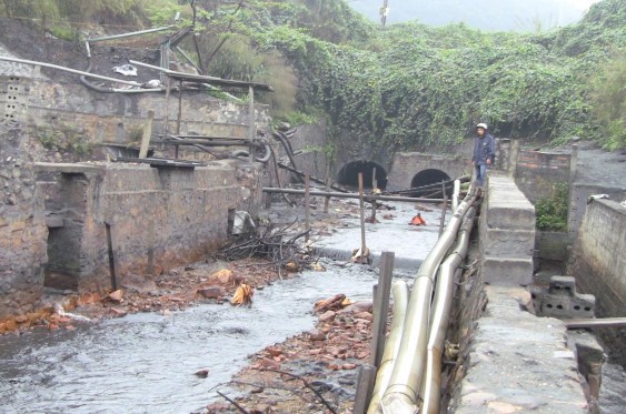 Nước thải mỏ than Cọc 6 không qua hệ thống xử lý đổ trực tiếp vào mương 4