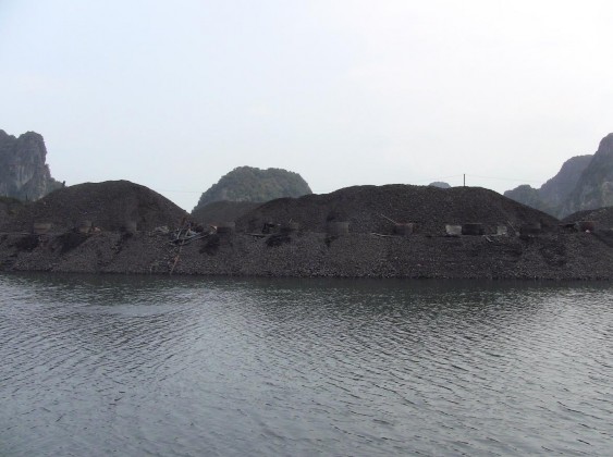 Bãi thải của nhà máy sàng tuyển than Cửa Ông đổ trực tiếp xuống bờ vịnh 1