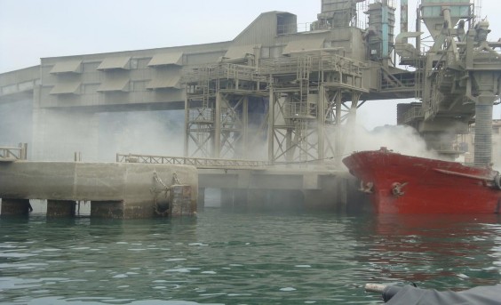 Bốc rót clinker gây ô nhiễm môi trường tại nhà máy Xi măng Cẩm Phả năm 2013 2