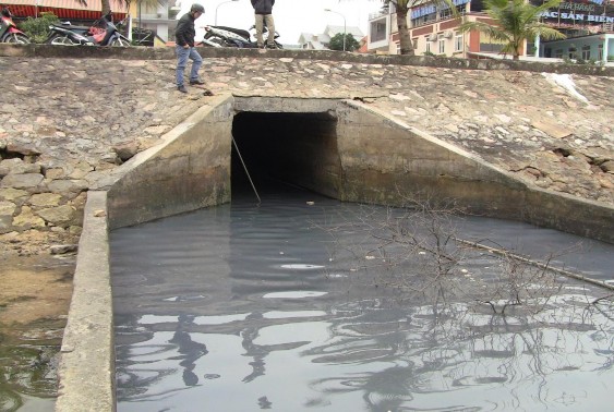 Cống nước thải sinh hoạt khu vực đô thi Lán Bè – Cột 5 đổ trực tiếp ra 4