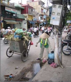 Công nhân của xí nghiệp môi trường đô thị thực hiện thu gom rác thải sinh 1