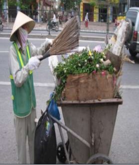 Công nhân của xí nghiệp môi trường đô thị thực hiện thu gom rác thải sinh 2