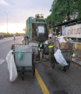 Rác thải sau khi thu gom được vận chuyển đến điểm tập kết cho lên xe chở 3