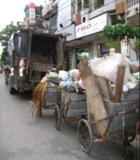 Rác thải sau khi thu gom được vận chuyển đến điểm tập kết cho lên xe chở 4