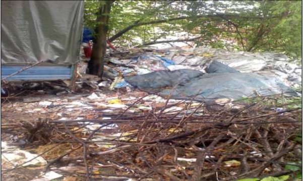 Rác thải đổ ra các khu đất trống Chất thải xây dựng đổ ra các khu đất 5