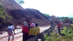 Đứt đường do mưa bão Tường chắn bị phá hỏng do mưa bão Tường chắn bị 15