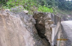 Tường chắn bị phá hỏng do mưa bão Tường chắn bị phá hỏng do mưa bão 17