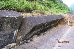 Tường chắn bị phá hỏng do mưa bão 18