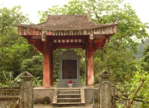 Miếu thờ Cụ Phan và nghĩa quân cạnh đường Thăm Thành Cụ Phan Vết tích 4