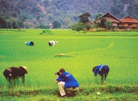 Hình 1 1 Du khách tham gia Canoying Hình 1 2 Du khách hứng thú với trekking ảnh 2