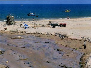 Hình 1 6 Xí nghiệp Khai thác Titan Cửa Hội Hình 1 7 Khai thác titan ven biển Cửa 7