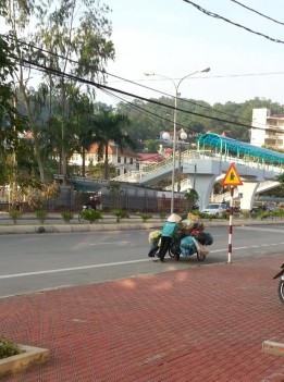 Hình 1 Hoạt động thu gom rác bằng xe đẩy tay tại khu dân cư Hình 3 Hoạt 1