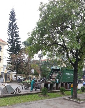 Hình 1 Hoạt động thu gom rác bằng xe đẩy tay tại khu dân cư Hình 3 Hoạt 2