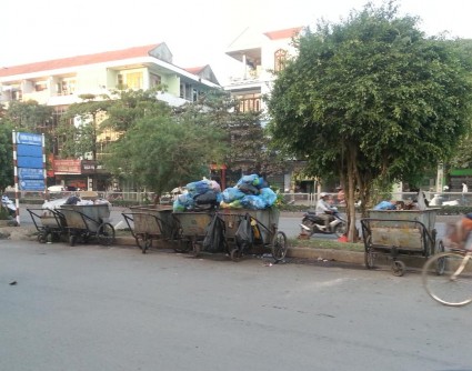 Hình 2 Một vị trí trung chuyển rác Phụ lục 3 Một số hình ảnh về hiện 3