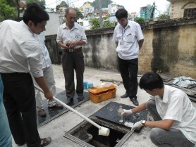 Hình ảnh lấy mẫu nước thải tại các bệnh viện và phân tích mẫu trong phòng 13