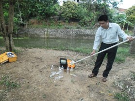 Hình ảnh lấy mẫu nước thải tại các bệnh viện và phân tích mẫu trong phòng 14