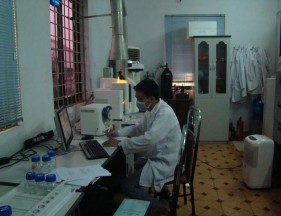 Hình ảnh lấy mẫu nước thải tại các bệnh viện và phân tích mẫu trong phòng 15