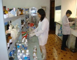 Hình ảnh lấy mẫu nước thải tại các bệnh viện và phân tích mẫu trong phòng 16