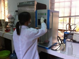 Hình ảnh lấy mẫu nước thải tại các bệnh viện và phân tích mẫu trong phòng 17