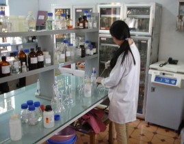 Hình ảnh lấy mẫu nước thải tại các bệnh viện và phân tích mẫu trong phòng 18