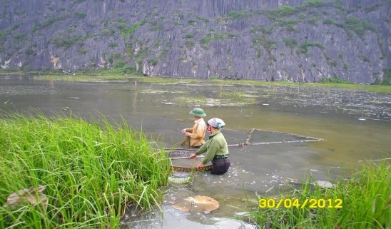 Hình 3 hoặt động đun tép trong KBT Hình 4 Hoạt động khai thác ốc trong KBT Hình 3