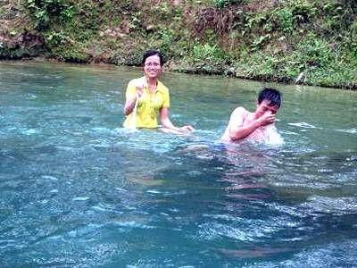 Hình 3 3 Du khách ngâm mình trong dòng nước mát lạnh của suối Tạ Bó Nguồn 1