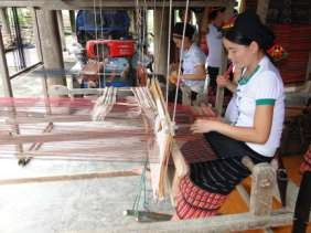 Hình 3 4 Các chị em đang dệt thổ cẩm tại bản Yên Thành Vào buổi chiều quý 2