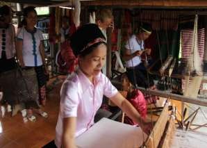 Hình 3 4 Các chị em đang dệt thổ cẩm tại bản Yên Thành Vào buổi chiều quý 3