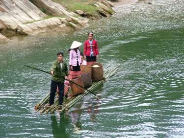 Hình 3 5 Người dân kết bè làm phương tiện đi lại trên sông Giăng Hai bên bờ 4