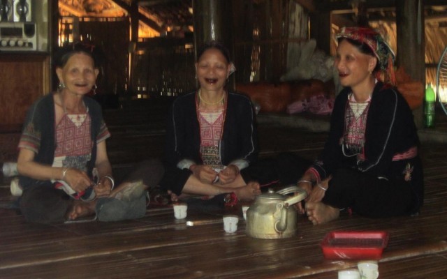 H5 Phụ nữ Dao Quần Trắng trong trang phục truyền thống Ảnh Đỗ Văn Kiên H6 7