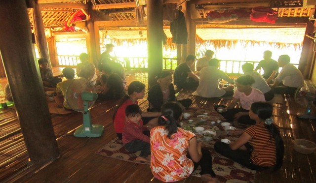 H7 Sinh hoạt gia đình H8 Cô dâu và chú rể trong trang phục truyền thống Ảnh 9