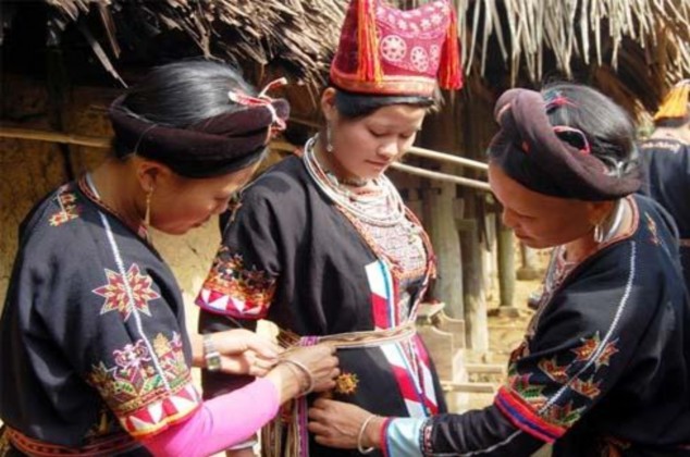 H10 Trang điểm cô dâu Ảnh Thanh Chi H11 Thầy cúng Ảnh Báo Yên Bái H12 2