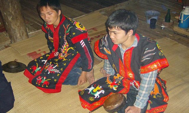 H12 Người thụ lễ trong lễ cấp sắc Ảnh Báo Yên Bái H13 Kiếm và đá của 4