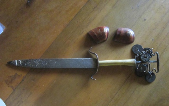 H13 Kiếm và đá của thầy cúng Ảnh Đỗ Văn Kiên H13 Tranh thánh dùng trong 5