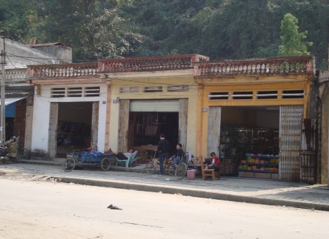 Hình 24 25 Người Tày bán hàng thuê cho các chủ hàng người Trung Quốc Hình 26 12