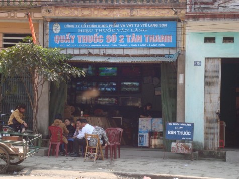 Hình 24 25 Người Tày bán hàng thuê cho các chủ hàng người Trung Quốc Hình 26 13