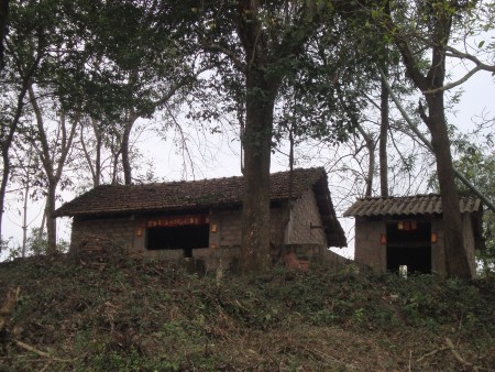 Hình 14 Miếu Thổ công chung của cộng đồng người Tày thôn Bản Thẩu Hình 15 2