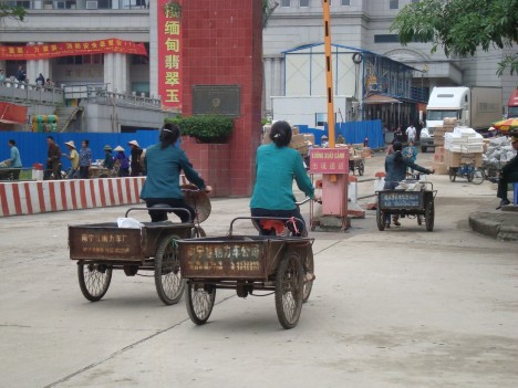 Hình 15 16 Bốc vác chở hàng tại cửa khẩu Tân Thanh Hình 17 18 Nữ cửu 3