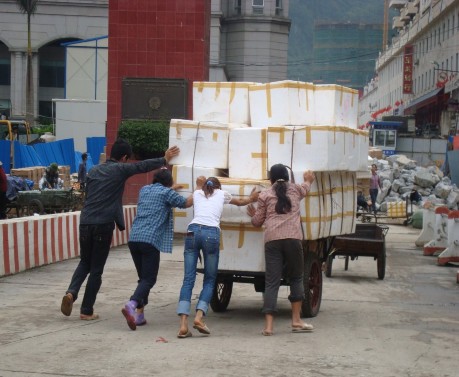 Hình 15 16 Bốc vác chở hàng tại cửa khẩu Tân Thanh Hình 17 18 Nữ cửu 4